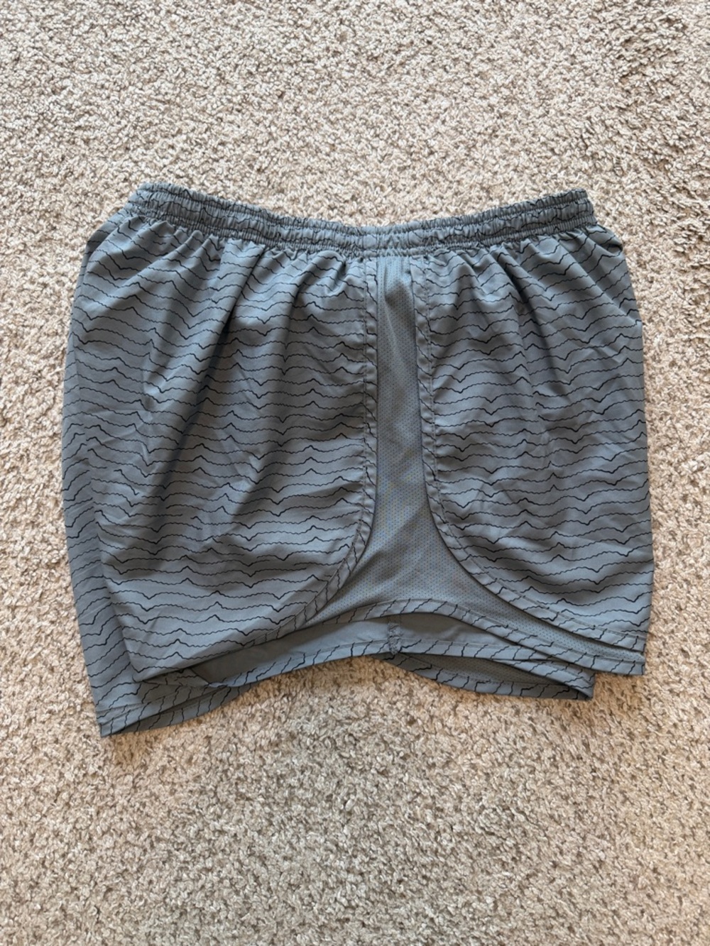 Nike Women’s Charcoal Wavy-Pattern Athletic Shorts - Picture 4 of 4